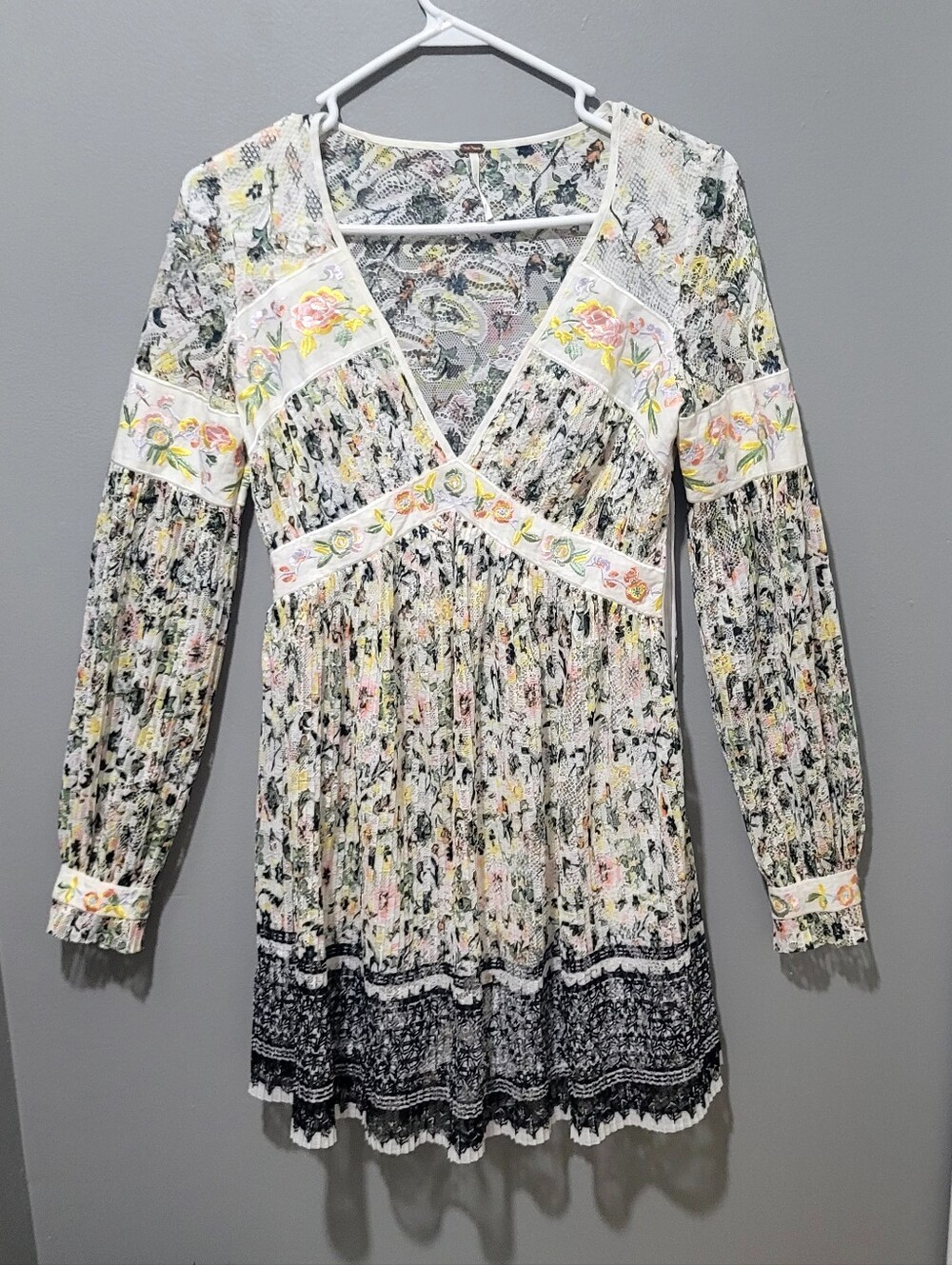 Free People Embroired Floral V-Neck Long Sleeve White Pastel Floral Dress Sz 0